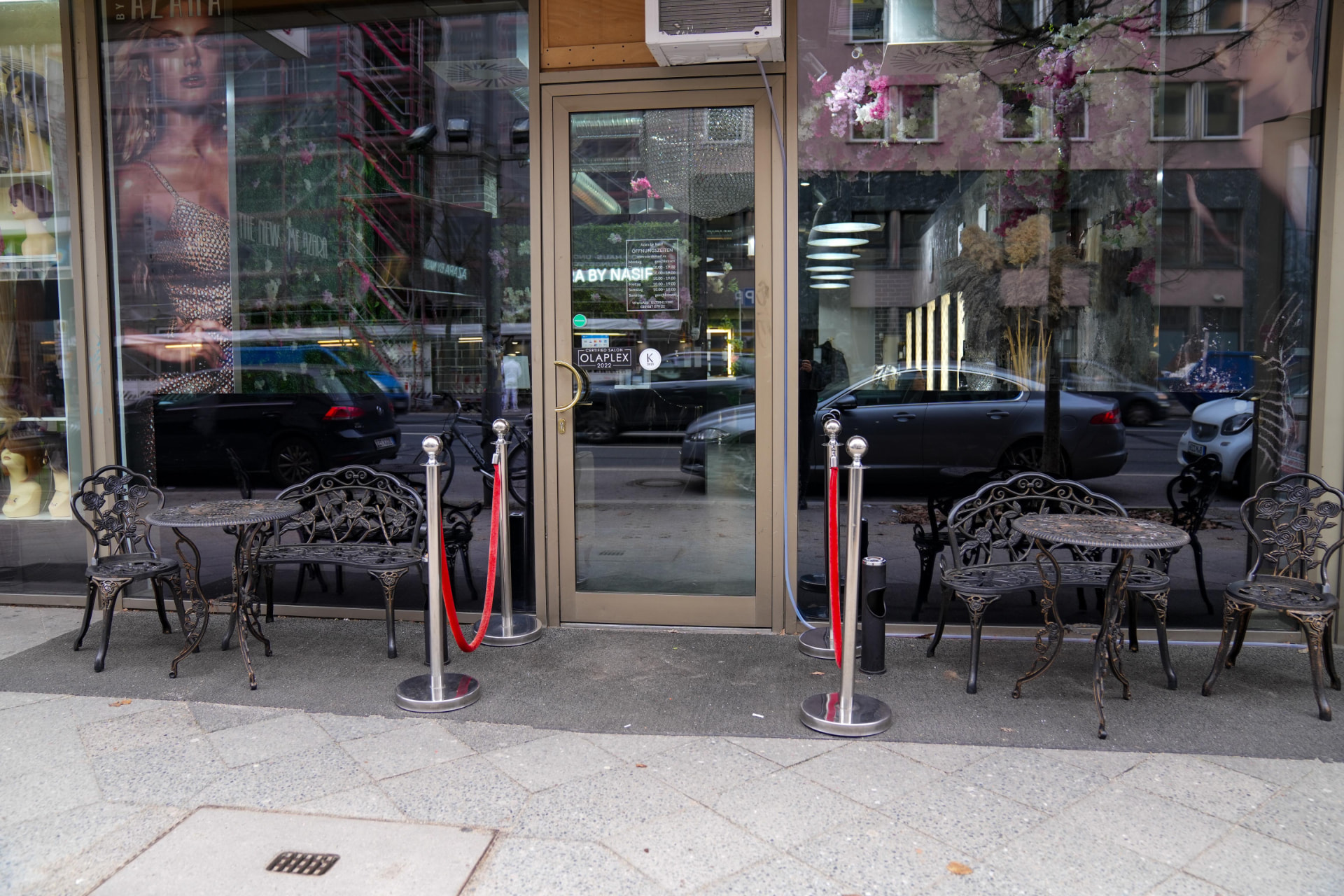 Eingang des AZARA Salons in der Joachimsthaler Straße