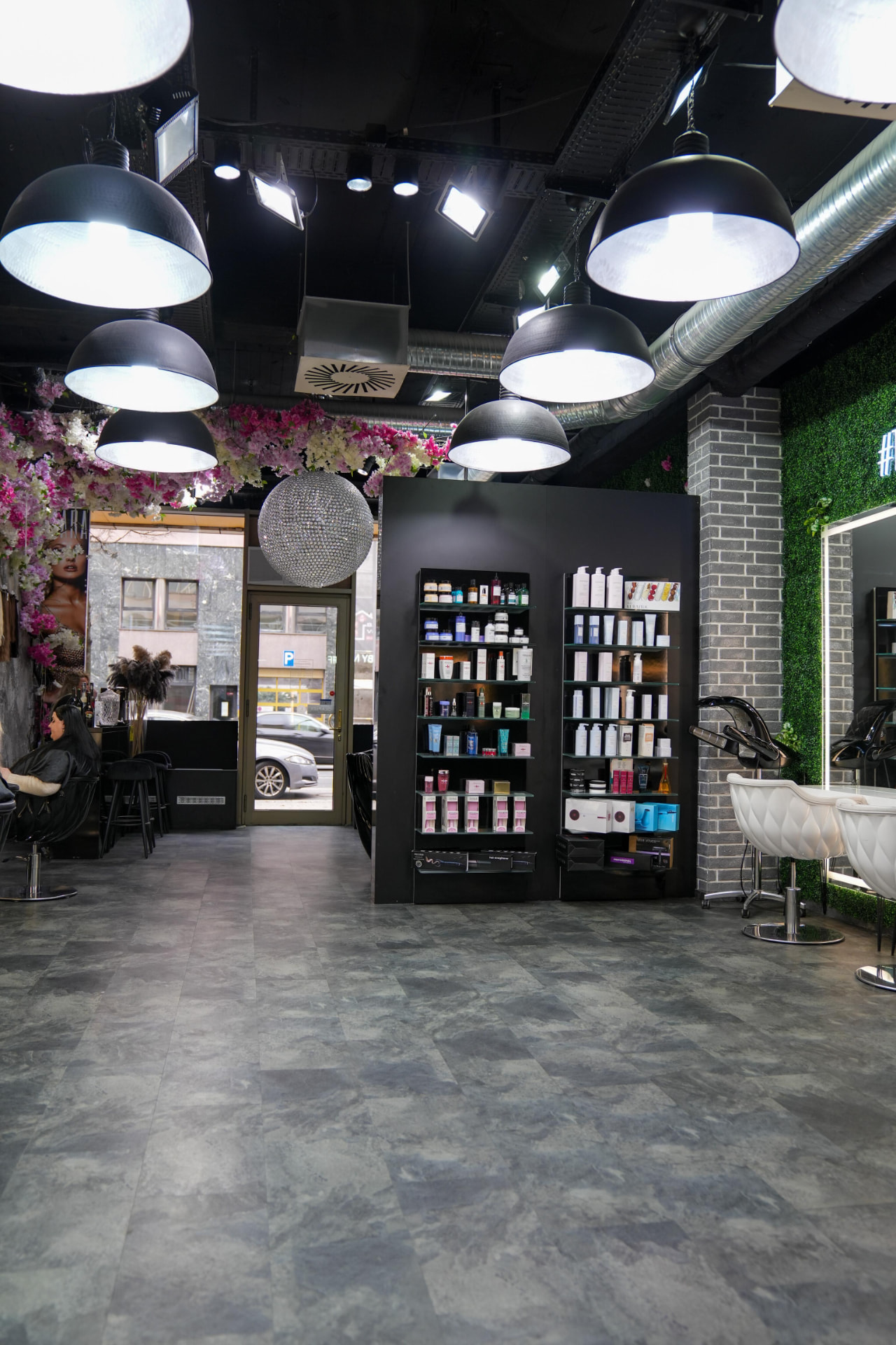 Produktregale mit professioneller Haarpflege